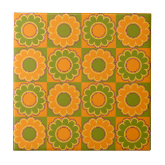 Siebzigerjahre Blumen-Power orange und olivgrünes Fliese