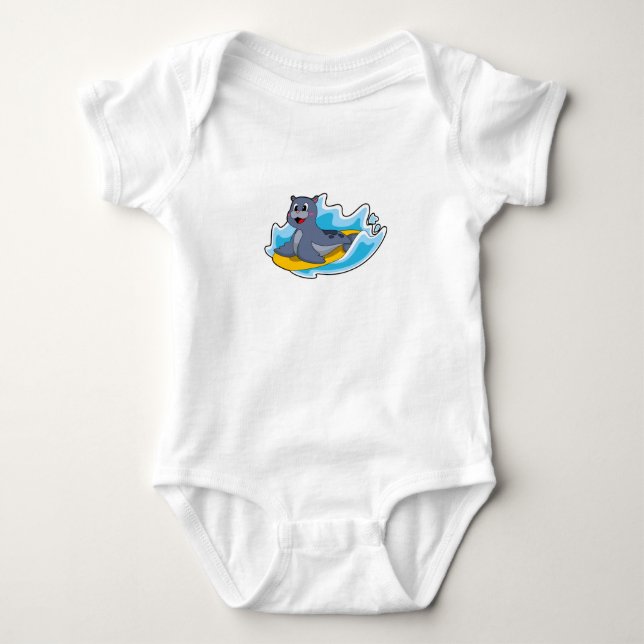 Siegel als Surfer mit Surfbrett Baby Strampler (Vorderseite)