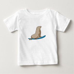 Siegel als Surfer mit Surfbrett Baby T-shirt