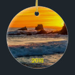 Siegel Rock Laguna Beach Keramikornament<br><div class="desc">Siegel Rock und Twin Points sind im einzigartigen Reise-Souvenir zu sehen. Ändern Sie das Datum in das Jahr Ihres Besuchs. Auch "Laguna Beach" kann in die Crescent Bay oder alles, was Sie gewollt werden geändert werden. Das ist tatsächlich aus Crescent Bay, in Laguna Beach, Kalifornien.</div>