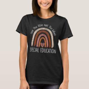 Siehe Abwesenheit des Etiketts - Besondere Bildung T-Shirt