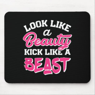 Sieht wie Beauty aus, tritt wie Beast T-Shirt Frau Mousepad
