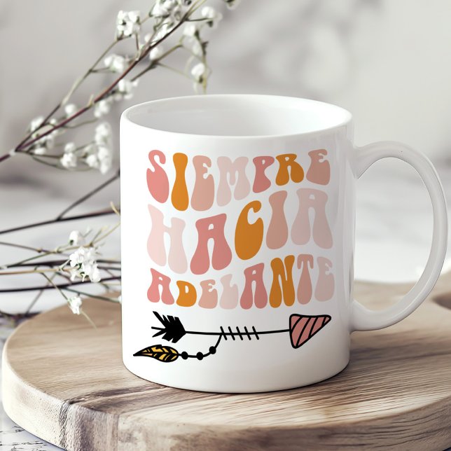 "Siempre Hacia Adelante" Zitat zur Inspiration Kaffeetasse ("Siempre Hacia Adelante" Inspirational Quote Coffee Mug on a sunny neutral boho kitchen table.)