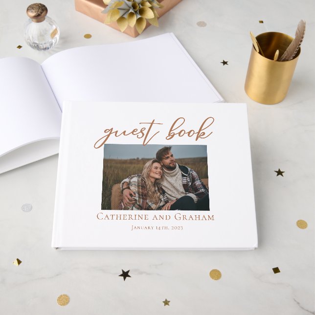 Sienna Brown Script Couple Foto Wedding Gästebuch (Vorderseite Offen)