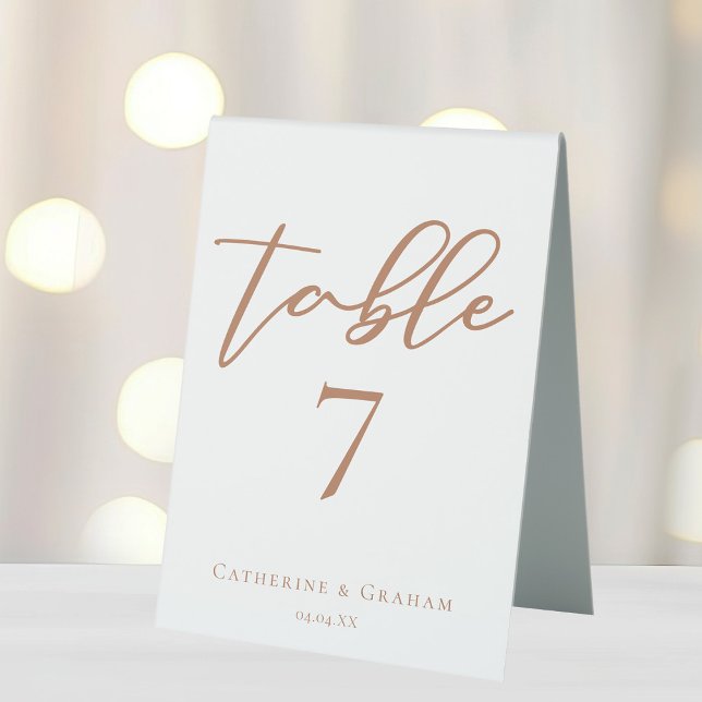 Sienna Brown Script Minimalistisch Custom Wedding Tischaufsteller (Von Creator hochgeladen)