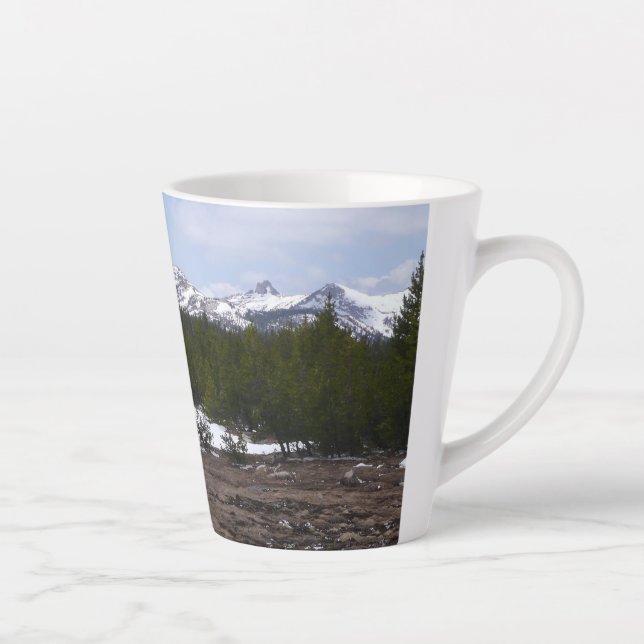 Sierra Nevada Berge und Schnee auf Yosemite Milchtasse (Rechts)