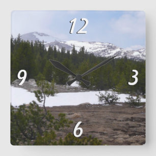 Sierra Nevada Berge und Schnee auf Yosemite Quadratische Wanduhr