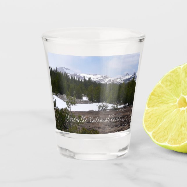 Sierra Nevada Berge und Schnee auf Yosemite Schnapsglas (Vorderseite)