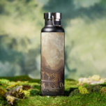 Sierra Nevada Landschaft Vintage Kunst Mit Monogra Trinkflasche<br><div class="desc">Gestalten Sie Ihre eigene, personalisierte, Reise-/Landschafts-/Natur-/Vintage Kunstliebhaber, elegante Imitate, goldene Typografie-Schrift, klassische schwarze, verschüttungsfeste Edelstahlflasche, kondensationsresistente Außenfassade, mit Monogramm matte schwarze, haltbare Doppelwand Thor Kupfer Vacuum Insulated Bottle, die Getränke heiß für 12 Stunden oder kalt für 4 Stunden behalte, mit einer bezaubernden landschaftlichen Detaillandschaft Vintage Malerei, Öl auf Leinwand, von...</div>