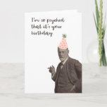 Sigmund Freud Funny Psyched Birthday Karte<br><div class="desc">Sigmund Freud in einem unterhaltsamen Party,  das sagt: "Ich bin so gespannt,  dass es dein Geburtstag ist." Eine niedliche und clevere Karte für Fans von Freud,  Lacan,  Psychologie oder Psychoanalyse. Ideal für Therapeuten,  Analysten,  Analytiker oder alle,  die Wortspiele,  Schlagwörter und Sprache mögen. Glücklicher Geburtstag,  Freudscher Stil!</div>