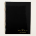 Signatur für Business Script Planer<br><div class="desc">Ein einfaches Business- oder Office-Design, das mit dem Skript-Schriftart für schwarze und goldene Schriften arbeitet. Dieses Design kann auch als elegantes minimalistisches Design der Wohngestaltung verwendet werden. Passen Sie sowohl Ihren Namen als auch Ihren eigenen Text an, der sich darunter befindet. Passen Sie den Text an, um Ihren Titel, Beruf...</div>