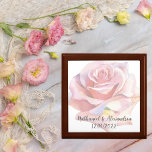 Signatur für eine vereinfachende Rosa-Hochzeit Erinnerungskiste<br><div class="desc">Suchen Sie eine personalisierte Sake-Box, um hochgeschätzte Erinnerungen aus Ihrem Hochzeitstag zu speichern? Diese elegante Sake-Box mit den Namen von Mann und Ehefrau, dem Hochzeitstag und einem einsamen, blassrosa Rosendesign ist die perfekte Wahl. Es erlaubt Ihnen, Ihre wertvollen Erinnerungen zu bewahren und zu schützen und gleichzeitig als eine wunderschöne Erinnerung...</div>