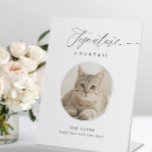 Signature Cocktail Signature Pet Foto Elegante Hoc Sockelschild<br><div class="desc">Elegante Signature-Cocktails Unterschreiben Sie mit Ihrem Foto-Portrait: Dieses moderne und lustige Hochzeitsgetränkeschild mit romantischer Kalligraphie und einem Foto Ihres Haustieres. Das Wort "Signatur" ist in einem modernen romantischen Kalligrafieschrift oben. Dieses Getränkezeichen für Haustiere ist für ein Single.</div>