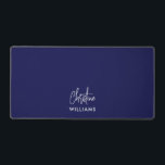 Signature Monogram Handgeschriebenes Skript Blue W Schreibtischunterlage<br><div class="desc">Stilvolle,  moderne,  kundenspezifische Monogramm-Schreibtischmatte mit moderner minimalistischer Signaturtypografie gepaart mit serifenlosem Schriftart im minimalen WHITE OVER NAVY BLUE Hintergrund. Machen Sie es sich zu eigen,  indem Sie Ihren eigenen Monogrammnamen hinzufügen,  um ein so einzigartiges Design wie Sie selbst zu erstellen. Das perfekte Geschenk für jeden Anlass.</div>