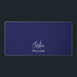 Signature Monogram Handgeschriebenes Skript Blue W Schreibtischunterlage<br><div class="desc">Stilvolle, moderne, kundenspezifische Monogramm-Schreibtischmatte mit moderner minimalistischer Signaturtypografie gepaart mit serifenlosem Schriftart im minimalen WHITE OVER NAVY BLUE Hintergrund. Machen Sie es sich zu eigen, indem Sie Ihren eigenen Monogrammnamen hinzufügen, um ein so einzigartiges Design wie Sie selbst zu erstellen. Das perfekte Geschenk für jeden Anlass.</div>