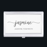 Signature-Skript für Girl-Schwarz-Weiß-Namen Visitenkarten Dose<br><div class="desc">Einfache Minimalistische Girly Black und White Monogram Name Signature Script Custom Personalisiert Business Card Holder. Diese Design mit Ihrem Vornamen in einem hübschen handgeschriebenen Stil Swash Schwanz Schriftart Signatur Typografie (oder Kalligrafie), am unteren Ende der vollständige Name ist in gedruckten Buchstaben schwarz Skript auf weißem Hintergrund. Diese sind einfach zu...</div>