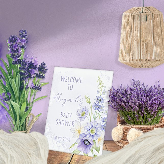 Signe De Table Baby shower Fleur sauvage Lavender Boho Bienvenue (A Little Wildflower Is On The Way Lavender Floral Baby Shower "Welcome" Pedestal Tabletop Sign)