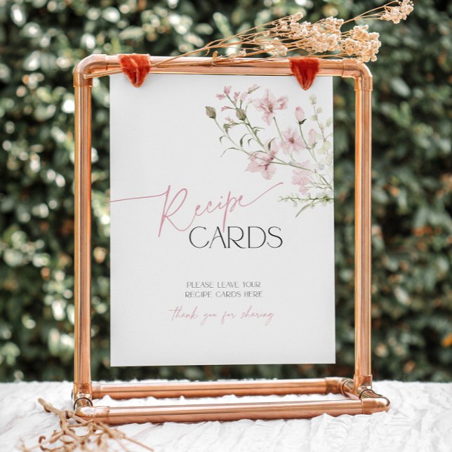 Signe De Table Blush Pink Floral Love est dans Fleur Recette Cart (Blush pink floral recipe cards sign with wildflowers for a love is in bloom bridal shower)