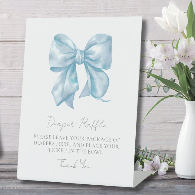 Signe De Table Carte de fermeture du Baby shower de la chaudière  (Blue Bow Baby Shower Diaper Raffle Enclosure Card Pedestal Sign)