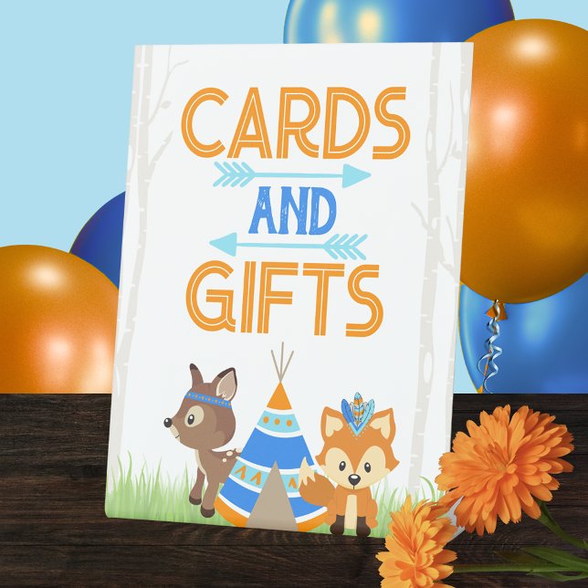 Signe De Table Cartes et cadeaux Table de camping en bois bleu (Tribal Woodland Forest Animal Cards and Gifts Pedestal Sign. Featuring a Fox, Deer and Teepee)