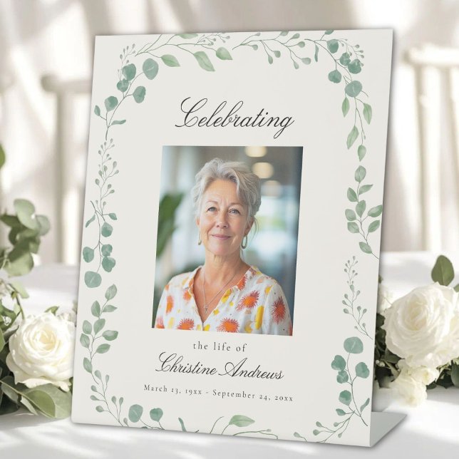 Signe De Table "Célébrer la vie de" Photo Funeral Memorial ("Celebrating Life of" Photo Eucalyptus Design Funeral Memorial Beige Pedestal Sign)
