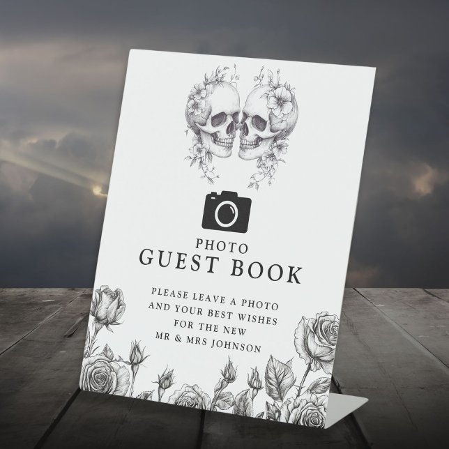 Signe De Table Crânes gothiques Noir et Blanc Photo Livre d'invit (Gothic Skulls Black And White Photo Guest Book Pedestal Sign)