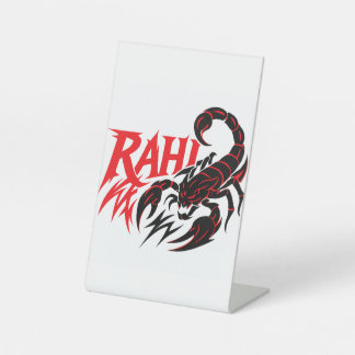 Signe De Table design graphique scorpion sur un présentoir blanc.