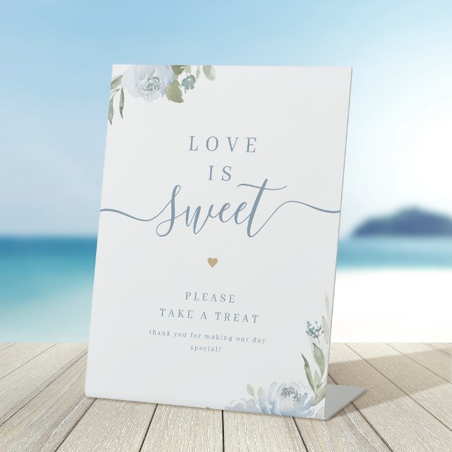 Signe De Table Dusty bleu floral script rustique L'amour est doux (Dusty blue floral script rustic Love is Sweet Pedestal Sign)