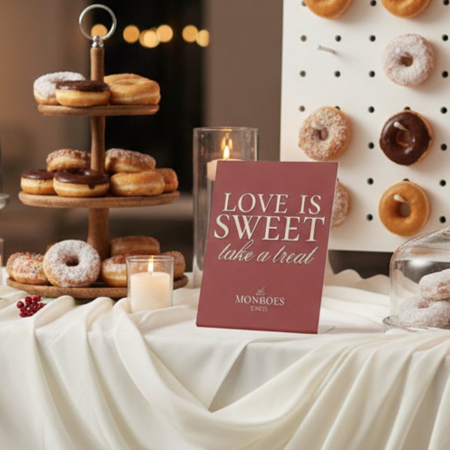 Signe De Table Elégant Luxe Red Love est Sweet Mariage Dessert (Add charm to your dessert or favor table with this Old Money Bold Red "Love is Sweet" sign!)