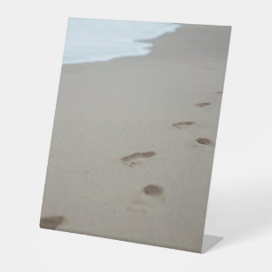 Signe De Table Empreintes sur une plage blanche au Mozambique