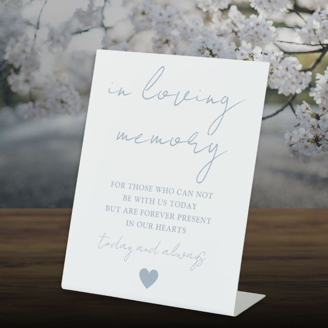 Signe De Table En Mémoire Amoureuse Élégant Script Dusty Blue (In Loving Memory Elegant Script Dusty Blue Pedestal Sign)
