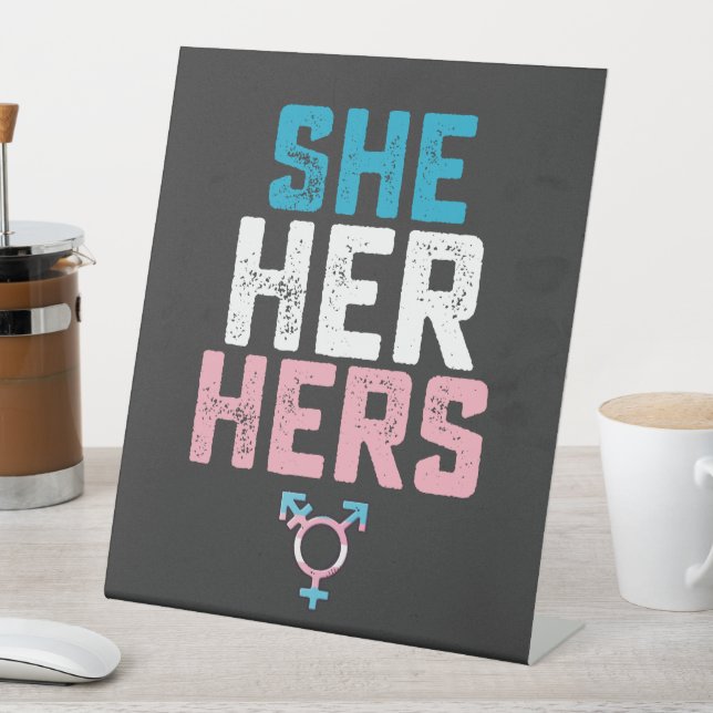 Signe De Table Fierté LGBT Elle A Ses Prononononounes Transgenres (In SItu)