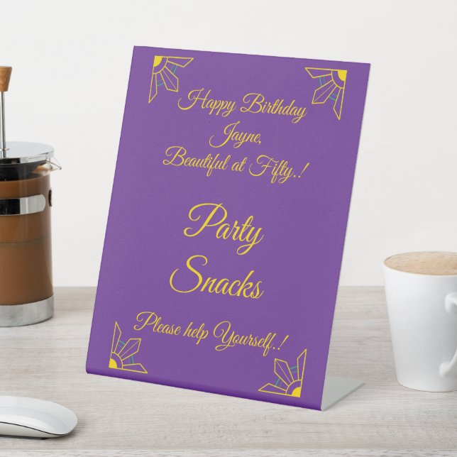 Signe De Table Gold sur Royal Purple Anniversaire Fête Snacks (In SItu)
