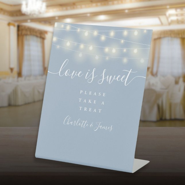 Signe De Table L'Amour Est Doux Faveur Chaîne Lumières Dusty Bleu (Love Is Sweet Favor String Lights Dusty Blue Pedestal Sign)