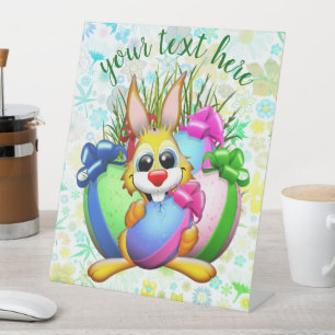 Signe De Table Lapin drôle mordant un œuf de Pâques