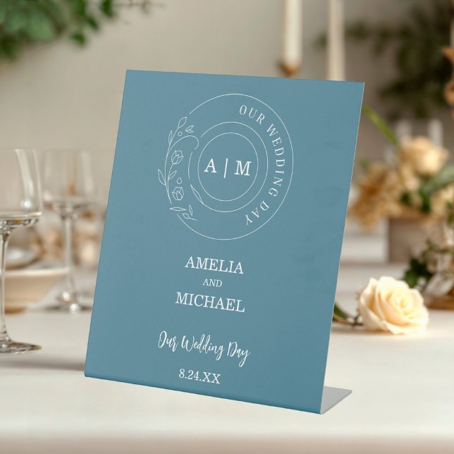 Signe De Table Mariage monogramme bleu et blanc Dusty (Dusty Blue and White Elegant Monogram Free Standing Wedding Sign)