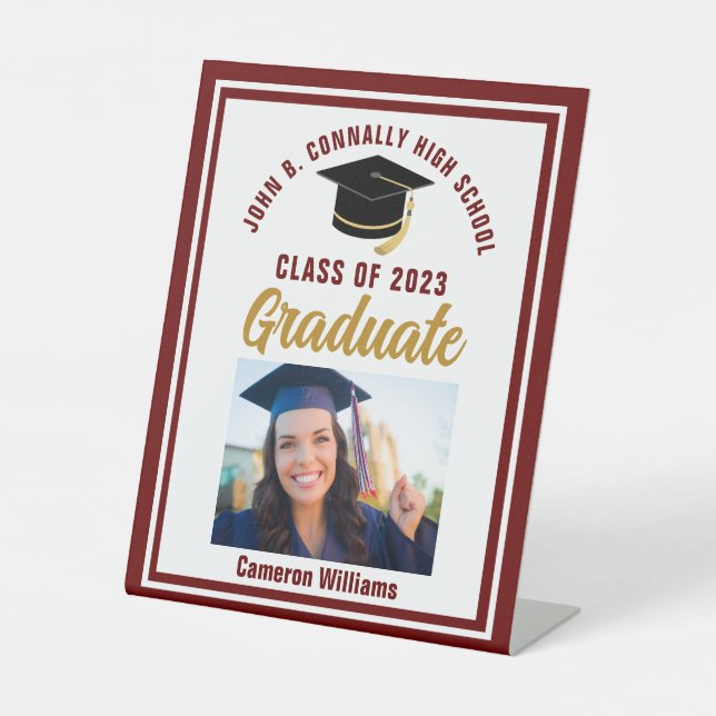Signe De Table Maroon Gold Graduation Custom 2023 Graduate Photo (Recto)