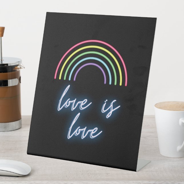 Signe De Table Neon Love Is Love Rainbow (In SItu)