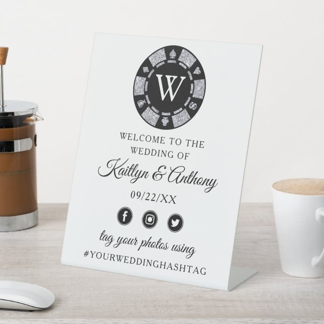 Signe De Table Parties scintillant en argent Monogram Poker Chip  (In SItu)