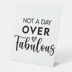 Signe De Table Pas un jour de plus que fabuleux – Citation drôle