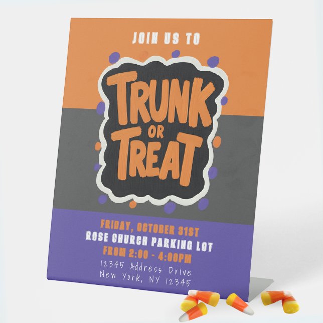 Signe De Table Rejoignez-nous pour discuter ou traiter Halloween  (Halloween Trunk or Treat Standing Business QR Code Display Sign in Grey, Orange, Purple )