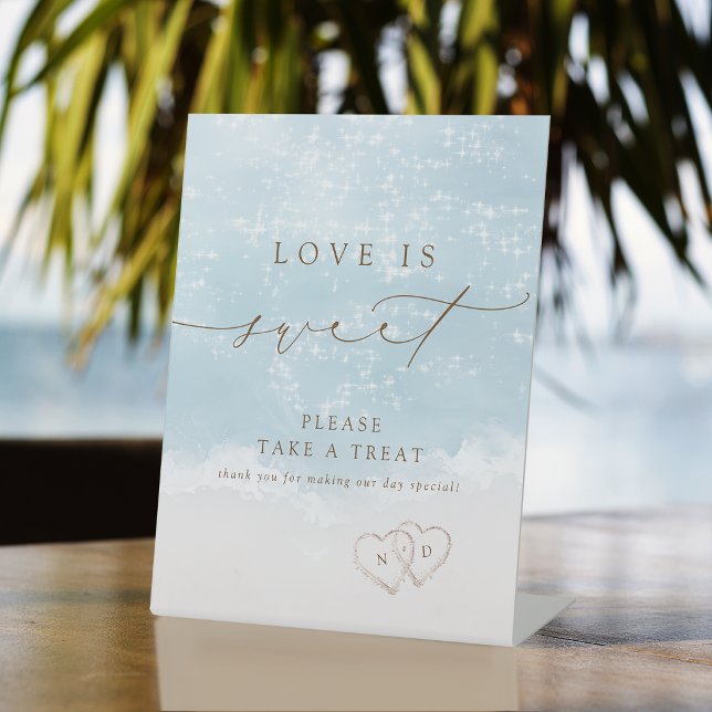 Signe De Table Script Moderne Sables Cœurs Plage L'amour est doux (Modern Script Sand Hearts Beach Love Is Sweet Pedestal Sign)