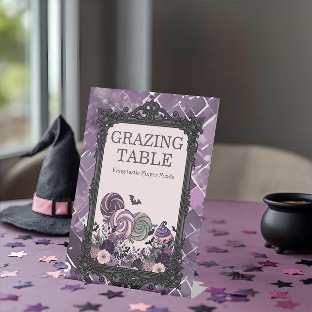 Signe De Table Table de pâturage gothique mignonne éffrayante (Spooky Cute Gothic purple Grazing Table Pedestal Sign)