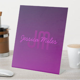 Signe De Table Texte Monogrammé Modifiable Moderne & Ombre Violet