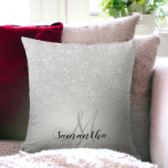 Silber-Glitzer-Monogramm Kissen<br><div class="desc">Silber Glitzer ombre metallische Folie Monogramm.</div>