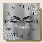 Silber-Glitzer-Syndrom Quadratische Wanduhr<br><div class="desc">Silver Imitats Foil Metallic Sparkle Glitzer Brushed Metal Monogram Name and Initial Eyelashes (Lashes),  Eyelash Extensions und Eyes niedliche Wanduhr. Das Design macht den perfekten süßen 16 Geburtstag,  Hochzeit,  Brautparty,  Jubiläum,  Babydusche oder Junggeselinnen-Abschied Geschenk für jemanden,  der nach einem trendigen coolen Stil suchen.</div>
