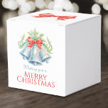 Silber Glocken Aquarell Roter Bogen Foto Weihnacht Geschenkschachtel<br><div class="desc">Fügen Sie eine Touch Eleganz zu Ihren Weihnachtstischen mit diesen drei silbernen Glocken Veranstaltung Greifkästen, hübschen silberblauen Glocken und grünem Blattwerk mit einem hellen roten Bogen, derzeit liest Wishing you a Merry Christmas oder Sie können mit Ihrem eigenen festlichen Urlaub Gruß. Fügen Sie auf der Rückseite zusätzlich Ihr eigenes Foto...</div>