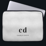 Silber Monogramm inititis Name minimalistisches Me Laptopschutzhülle<br><div class="desc">Ein klassisches Imitat mit silberfarbenem Hintergrund. Personalisieren und fügen Sie Ihre Monogramm-Initialen und vollständigen Namen. Modern,  trendig und einfach. Für ihn und sie.</div>