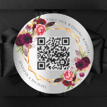Silberbordeauxblumen goldene geometrische QR Hochz Runder Aufkleber<br><div class="desc">Die Rose sind in Bordeaux und Rosa gehalten. Ein Imitat silber aussehender Hintergrund. Ein Imitat goldener geometrischer Rahmen. Fügen Sie Ihre URL für Ihre Hochzeitswebsite hinzu.</div>