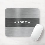 Silberbrushed Metal Metallic Monogram Name Mousepad<br><div class="desc">Ein klassisches graues und silberfarbenes personalisiertes Mauspad aus Metall. Koordiniert mit anderen Bürobedarf einschließlich Bindemitteln, Notebooks und Stiften. Entworfen für Sie von BlackBerry Boulevard.</div>